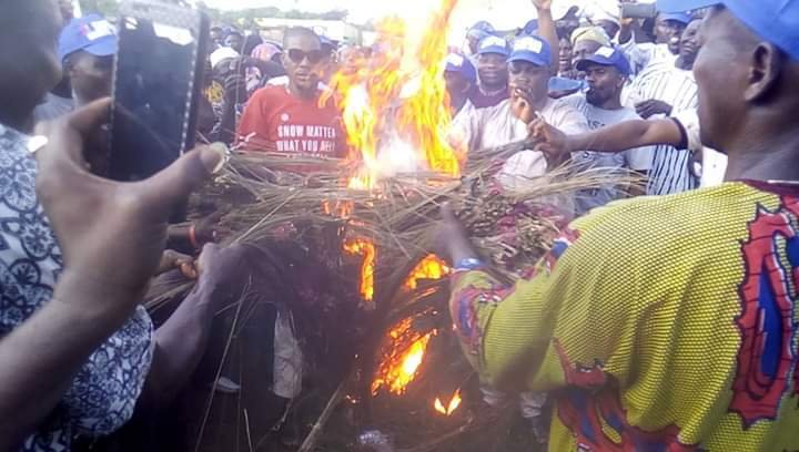 ‘The End of APC’ – Chaos as Angry Thugs Gathers All APC Brooms in Oyo, Burns Them to Ashes (Photos)