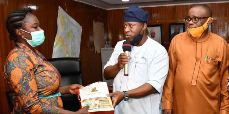 Oyo Govt Presents Cash To Family Of Late PDP Youth Leader, Yemilikedat