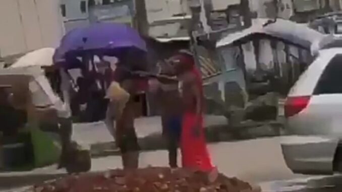Suspected Yahoo Boys Bath On The Road As Native Doctor Performs Ritual On Them Watch Video