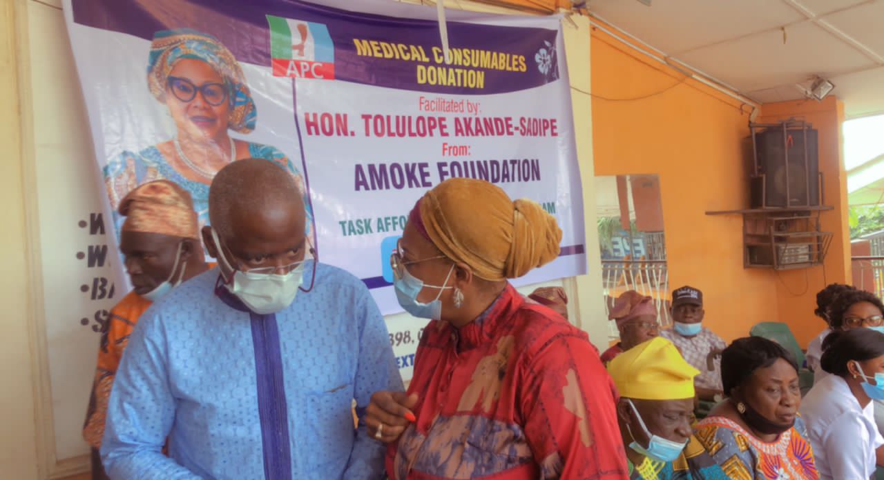 Hon Tolu Akande Sadipe and Rep of Amoke Foundation during the distribution