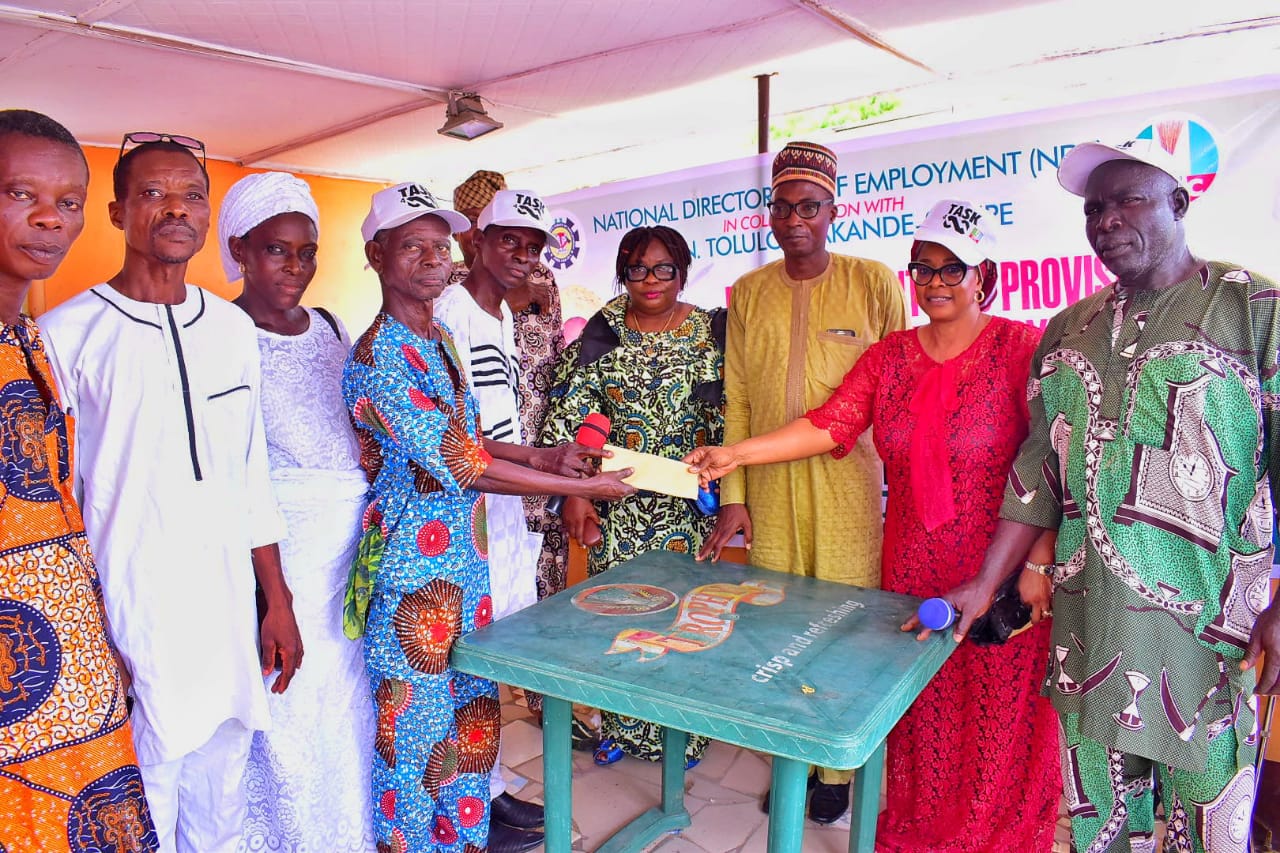 Rep Tolulope Akande-Sadipe (2nd right) presenting cash to one of the beneficicaries