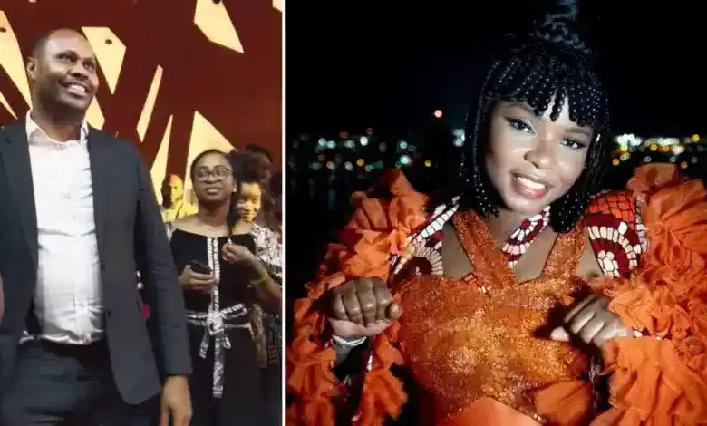 “He Already Fall” – Netizens Gush Over Adorable Moment Yemi Alade Sang For Man During Concert (Video)