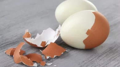 How To Peel A Hard-Boiled Egg [Easily & Quickly]