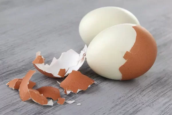How To Peel A Hard-Boiled Egg [Easily & Quickly]